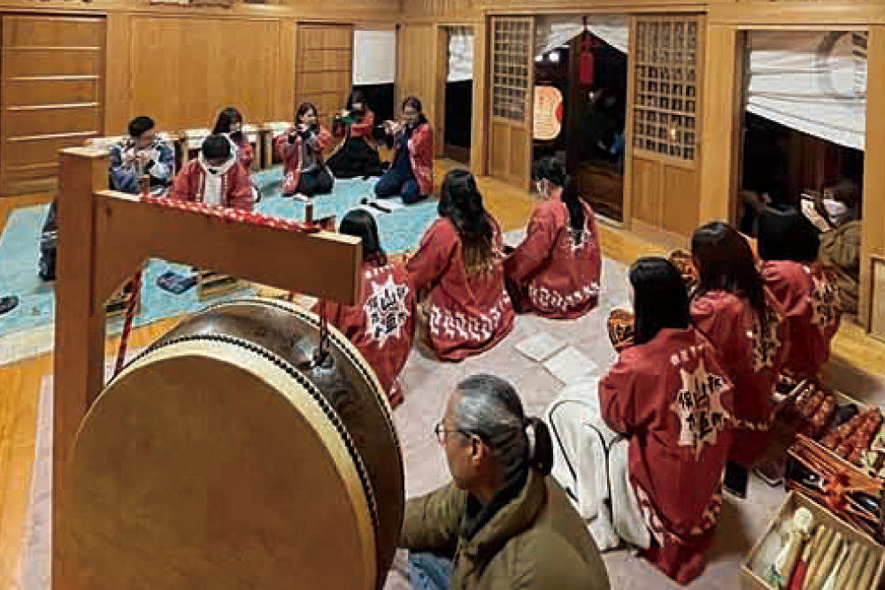 八幡社拝殿にて(大晦日)